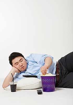 포토 JPG 스튜디오촬영 라이프스타일 남자 베개 모션 휴식 실내 한명 들기 사람 앉기 동양인 상반신 성인 앞모습 30대 눕기 한국인 리모컨 먹기 비만 팝콘 뚱보라이프 성인남자한명만 장년만 장년남자만 장년남자한명만 국내포토 1 뷰포인트 컨셉 침구 인종 내부 생활 장년 몸매 남자만 남자한명만 성인남자만 성인만 파일형식