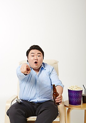 포토 JPG 스튜디오촬영 라이프스타일 남자 의자 모션 탁자 휴식 맥주 실내 한명 들기 사람 앉기 동양인 손짓 상반신 성인 앞모습 30대 놀람 한국인 가리킴 비만 팝콘 뚱보라이프 성인남자한명만 장년만 장년남자만 장년남자한명만 혼족 국내포토 1 감정 뷰포인트 가구 컨셉 주류 표정 인종 내부 생활 장년 몸매 싱글라이프 남자만 남자한명만 성인남자만 성인만 파일형식