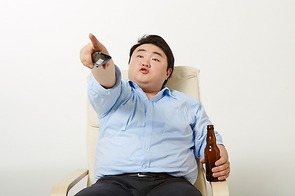 포토 JPG 스튜디오촬영 라이프스타일 응시 남자 의자 모션 휴식 맥주 실내 한명 들기 사람 앉기 동양인 손짓 상반신 성인 앞모습 30대 한국인 가리킴 리모컨 비만 뚱보라이프 성인남자한명만 장년만 장년남자만 장년남자한명만 혼족 국내포토 1 시선 뷰포인트 가구 컨셉 주류 인종 내부 생활 장년 몸매 싱글라이프 남자만 남자한명만 성인남자만 성인만 파일형식