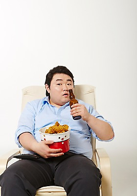 포토 JPG 스튜디오촬영 라이프스타일 남자 음식 의자 모션 휴식 맥주 패스트푸드 실내 한명 들기 사람 앉기 동양인 상반신 성인 앞모습 30대 치킨 한국인 먹기 비만 뚱보라이프 성인남자한명만 장년만 장년남자만 장년남자한명만 치맥 혼족 국내포토 1 뷰포인트 가구 컨셉 주류 인종 내부 생활 장년 인스턴트 몸매 닭고기요리 싱글라이프 남자만 남자한명만 성인남자만 성인만 파일형식