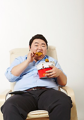 포토 JPG 스튜디오촬영 라이프스타일 남자 음식 의자 모션 휴식 패스트푸드 실내 한명 미소 들기 사람 앉기 동양인 상반신 성인 앞모습 30대 치킨 한국인 먹기 비만 안식처 뚱보라이프 성인남자한명만 장년만 장년남자만 장년남자한명만 국내포토 1 뷰포인트 가구 컨셉 표정 인종 내부 생활 장년 인스턴트 몸매 닭고기요리 남자만 남자한명만 성인남자만 성인만 파일형식