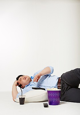 포토 JPG 스튜디오촬영 라이프스타일 남자 베개 모션 휴식 실내 한명 사람 동양인 상반신 성인 앞모습 30대 눕기 한국인 리모컨 비만 콜라 팝콘 뚱보라이프 성인남자한명만 장년만 장년남자만 장년남자한명만 국내포토 1 뷰포인트 컨셉 침구 인종 내부 생활 장년 몸매 탄산음료 남자만 남자한명만 성인남자만 성인만 파일형식