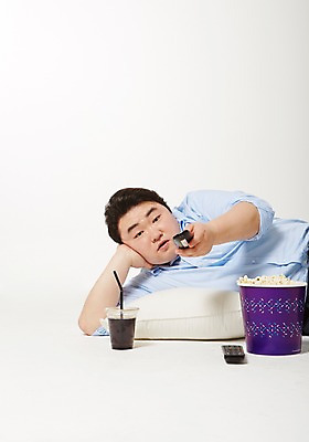 포토 JPG 스튜디오촬영 라이프스타일 응시 남자 베개 모션 휴식 실내 한명 들기 사람 동양인 상반신 성인 앞모습 30대 눕기 한국인 리모컨 비만 콜라 팝콘 뚱보라이프 성인남자한명만 장년만 장년남자만 장년남자한명만 국내포토 1 시선 뷰포인트 컨셉 침구 인종 내부 생활 장년 몸매 탄산음료 남자만 남자한명만 성인남자만 성인만 파일형식