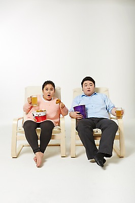 포토 JPG 스튜디오촬영 전신 라이프스타일 여자 남자 음식 의자 모션 휴식 맥주 패스트푸드 실내 들기 사람 앉기 동양인 성인 두명 앞모습 30대 치킨 놀람 한국인 비만 팝콘 뚱보라이프 장년만 성인만 치맥 국내포토 감정 뷰포인트 가구 컨셉 주류 표정 인종 내부 생활 장년 인스턴트 몸매 닭고기요리 파일형식