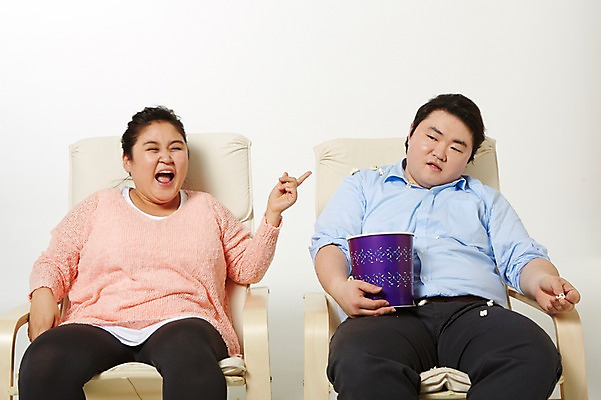 포토 JPG 스튜디오촬영 라이프스타일 여자 남자 의자 장난 모션 휴식 실내 미소 들기 사람 앉기 동양인 손짓 상반신 성인 두명 앞모습 30대 한국인 가리킴 비만 팝콘 뚱보라이프 장년만 성인만 국내포토 뷰포인트 가구 컨셉 표정 인종 내부 생활 장년 몸매 파일형식