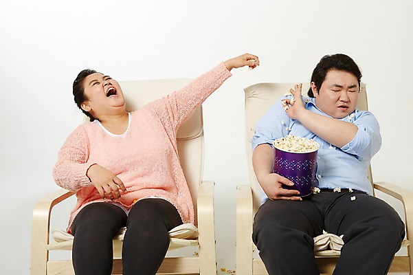 포토 JPG 스튜디오촬영 라이프스타일 여자 남자 의자 장난 모션 휴식 실내 미소 들기 사람 앉기 동양인 손짓 상반신 성인 두명 앞모습 30대 한국인 비만 팝콘 뚱보라이프 장년만 성인만 국내포토 뷰포인트 가구 컨셉 표정 인종 내부 생활 장년 몸매 파일형식