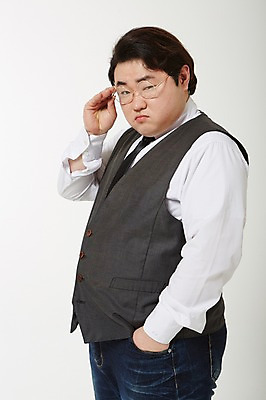 포토 JPG 스튜디오촬영 라이프스타일 남자 안경 모션 실내 한명 서기 들기 사람 동양인 상반신 성인 옆모습 캐주얼 30대 한국인 비만 주머니손 뚱보라이프 성인남자한명만 장년만 장년남자만 장년남자한명만 안경낌 국내포토 1 잡화 옷 뷰포인트 인종 내부 생활 장년 몸매 남자만 남자한명만 성인남자만 성인만 파일형식