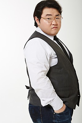 포토 JPG 스튜디오촬영 라이프스타일 남자 안경 모션 실내 한명 서기 사람 동양인 상반신 성인 옆모습 캐주얼 30대 한국인 비만 주머니손 뚱보라이프 성인남자한명만 장년만 장년남자만 장년남자한명만 국내포토 1 잡화 옷 뷰포인트 인종 내부 생활 장년 몸매 남자만 남자한명만 성인남자만 성인만 파일형식