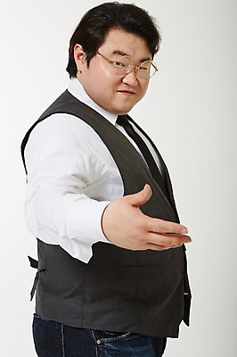 포토 JPG 스튜디오촬영 라이프스타일 남자 안경 모션 실내 한명 서기 사람 동양인 손짓 상반신 성인 옆모습 캐주얼 30대 한국인 비만 뚱보라이프 성인남자한명만 장년만 장년남자만 장년남자한명만 안경낌 국내포토 1 잡화 옷 뷰포인트 인종 내부 생활 장년 몸매 남자만 남자한명만 성인남자만 성인만 파일형식