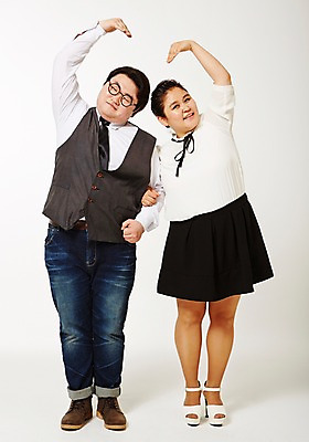 포토 JPG 스튜디오촬영 전신 라이프스타일 커플 여자 남자 안경 모션 함께함 실내 사랑 서기 사람 동양인 손짓 성인 두명 앞모습 캐주얼 30대 팔짱 한국인 하트 비만 뚱보라이프 장년만 성인만 안경낌 국내포토 모양 잡화 옷 감정 뷰포인트 컨셉 관계 인종 내부 생활 장년 몸매 파일형식