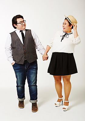 포토 JPG 스튜디오촬영 전신 모자 라이프스타일 커플 여자 남자 모션 함께함 실내 서기 미소 사람 동양인 성인 두명 앞모습 캐주얼 30대 손잡기 한국인 비만 주머니손 뚱보라이프 장년만 성인만 국내포토 잡화 옷 뷰포인트 컨셉 관계 표정 인종 내부 생활 장년 몸매 파일형식