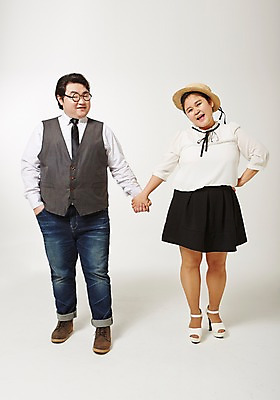 포토 JPG 스튜디오촬영 전신 모자 라이프스타일 커플 여자 남자 안경 허리손 모션 함께함 실내 서기 미소 사람 동양인 성인 두명 앞모습 캐주얼 30대 손잡기 한국인 비만 뚱보라이프 장년만 성인만 안경낌 국내포토 잡화 옷 뷰포인트 포즈 컨셉 관계 표정 인종 내부 생활 장년 몸매 파일형식