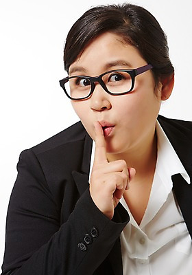 포토 JPG 스튜디오촬영 라이프스타일 여자 안경 비즈니스 모션 실내 한명 서기 사람 동양인 정장 손짓 상반신 성인 앞모습 30대 비즈니스라이프 한국인 비즈니스우먼 비밀 비만 쉿 성인여자한명만 장년만 장년여자만 장년여자한명만 안경낌 국내포토 1 잡화 옷 뷰포인트 컨셉 인종 내부 생활 장년 직장인 몸매 조용 여자만 여자한명만 성인여자만 성인만 파일형식