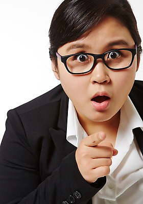 포토 JPG 스튜디오촬영 라이프스타일 여자 안경 비즈니스 모션 실내 한명 서기 사람 동양인 정장 손짓 상반신 성인 앞모습 30대 비즈니스라이프 놀람 한국인 가리킴 비즈니스우먼 비만 성인여자한명만 장년만 장년여자만 장년여자한명만 안경낌 국내포토 1 잡화 옷 감정 뷰포인트 표정 인종 내부 생활 장년 직장인 몸매 여자만 여자한명만 성인여자만 성인만 파일형식 직업