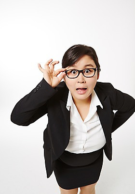 포토 JPG 스튜디오촬영 라이프스타일 여자 안경 비즈니스 모션 실내 한명 서기 사람 동양인 정장 손짓 상반신 성인 앞모습 30대 비즈니스라이프 하이앵글 놀람 한국인 비즈니스우먼 비만 성인여자한명만 장년만 장년여자만 장년여자한명만 안경낌 국내포토 1 잡화 옷 감정 뷰포인트 표정 인종 내부 생활 장년 직장인 몸매 여자만 여자한명만 성인여자만 성인만 파일형식 직업