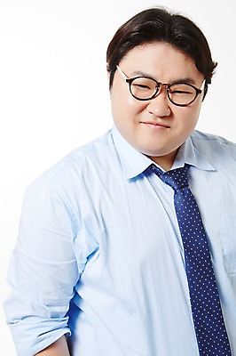 포토 JPG 스튜디오촬영 라이프스타일 남자 안경 비즈니스 모션 실내 한명 서기 미소 사람 동양인 정장 손짓 상반신 성인 앞모습 30대 비즈니스라이프 한국인 비즈니스맨 비만 성인남자한명만 장년만 장년남자만 장년남자한명만 안경낌 국내포토 1 잡화 옷 뷰포인트 표정 인종 내부 생활 장년 직장인 몸매 남자만 남자한명만 성인남자만 성인만 파일형식