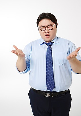 포토 JPG 스튜디오촬영 라이프스타일 남자 안경 비즈니스 모션 안내 실내 한명 서기 미소 사람 동양인 정장 손짓 상반신 성인 앞모습 30대 비즈니스라이프 한국인 비즈니스맨 비만 성인남자한명만 장년만 장년남자만 장년남자한명만 안경낌 국내포토 1 잡화 옷 뷰포인트 표정 인종 내부 생활 장년 직장인 몸매 남자만 남자한명만 성인남자만 성인만 파일형식