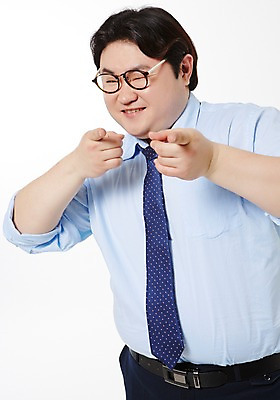 포토 JPG 스튜디오촬영 라이프스타일 남자 안경 비즈니스 모션 실내 한명 서기 미소 사람 동양인 정장 손짓 상반신 성인 앞모습 30대 비즈니스라이프 한국인 가리킴 비즈니스맨 비만 성인남자한명만 장년만 장년남자만 장년남자한명만 안경낌 국내포토 1 잡화 옷 뷰포인트 표정 인종 내부 생활 장년 직장인 몸매 남자만 남자한명만 성인남자만 성인만 파일형식