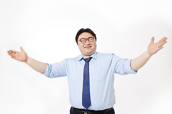 포토 JPG 스튜디오촬영 라이프스타일 남자 안경 비즈니스 모션 팔벌리기 실내 한명 서기 미소 사람 동양인 정장 손짓 상반신 성인 앞모습 30대 비즈니스라이프 한국인 비즈니스맨 비만 성인남자한명만 장년만 장년남자만 장년남자한명만 안경낌 국내포토 1 잡화 옷 뷰포인트 표정 인종 내부 생활 장년 직장인 몸매 남자만 남자한명만 성인남자만 성인만 파일형식