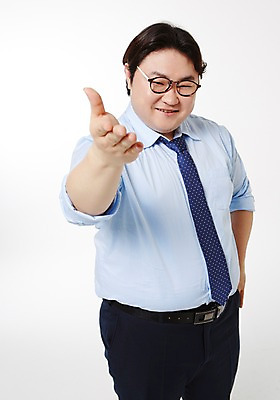 포토 JPG 스튜디오촬영 라이프스타일 남자 안경 비즈니스 모션 실내 한명 서기 미소 사람 동양인 정장 손짓 상반신 성인 앞모습 30대 비즈니스라이프 한국인 비즈니스맨 손내밀기 비만 성인남자한명만 장년만 장년남자만 장년남자한명만 안경낌 국내포토 1 잡화 옷 뷰포인트 표정 인종 내부 생활 장년 직장인 몸매 남자만 남자한명만 성인남자만 성인만 파일형식