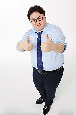 포토 JPG 스튜디오촬영 전신 라이프스타일 남자 안경 비즈니스 실내 한명 서기 정장 손짓 성인 앞모습 30대 비즈니스라이프 하이앵글 한국인 최고 비즈니스맨 비만 성인남자한명만 안경낌 국내포토 1 잡화 옷 뷰포인트 모션 사람 동양인 내부 생활 장년 직장인 몸매 남자한명만 성인남자만 파일형식