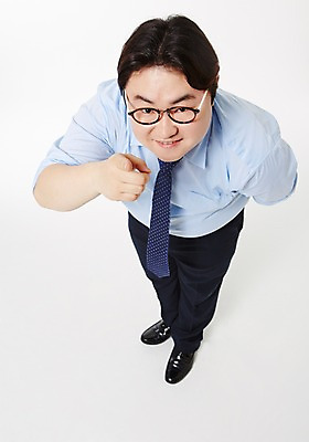 포토 JPG 스튜디오촬영 전신 라이프스타일 남자 안경 비즈니스 모션 실내 한명 서기 사람 동양인 정장 손짓 성인 앞모습 30대 비즈니스라이프 하이앵글 한국인 가리킴 비즈니스맨 비만 성인남자한명만 장년만 장년남자만 장년남자한명만 안경낌 국내포토 1 잡화 옷 뷰포인트 인종 내부 생활 장년 직장인 몸매 남자만 남자한명만 성인남자만 성인만 파일형식