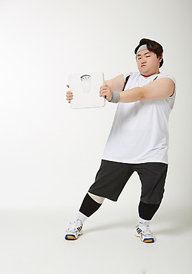 포토 JPG 스튜디오촬영 전신 라이프스타일 남자 다이어트 모션 실내 한명 서기 들기 사람 동양인 성인 앞모습 30대 운동복 운동 헬스 한국인 목표 비만 체중계 열정 체조 뚱보라이프 성인남자한명만 장년만 장년남자만 장년남자한명만 국내포토 1 옷 감정 뷰포인트 컨셉 건강 인종 내부 생활 장년 몸매 남자만 남자한명만 성인남자만 성인만 파일형식