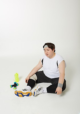 포토 JPG 스튜디오촬영 전신 라이프스타일 응시 남자 다이어트 모션 실내 피곤 한명 사람 앉기 동양인 성인 앞모습 30대 운동복 운동 아령 한국인 목표 물통 비만 열정 뚱보라이프 성인남자한명만 장년만 장년남자만 장년남자한명만 국내포토 1 시선 옷 감정 뷰포인트 컨셉 건강 인종 내부 생활 장년 몸매 남자만 남자한명만 성인남자만 성인만 파일형식