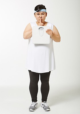 포토 JPG 스튜디오촬영 전신 라이프스타일 여자 다이어트 모션 실내 한명 서기 들기 사람 동양인 손짓 성인 앞모습 30대 운동 한국인 목표 비만 체중계 열정 쉿 뚱보라이프 성인여자한명만 장년만 장년여자만 장년여자한명만 국내포토 1 감정 뷰포인트 컨셉 건강 인종 내부 생활 장년 몸매 조용 여자만 여자한명만 성인여자만 성인만 파일형식