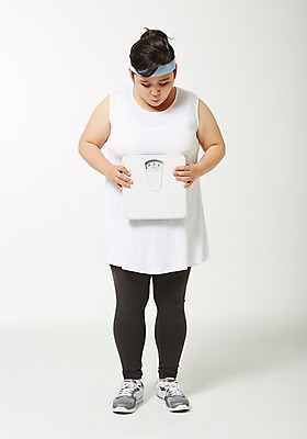 포토 JPG 스튜디오촬영 전신 라이프스타일 여자 다이어트 모션 실내 한명 서기 들기 사람 동양인 성인 앞모습 30대 운동 한국인 목표 비만 체중계 열정 뚱보라이프 성인여자한명만 장년만 장년여자만 장년여자한명만 국내포토 1 감정 뷰포인트 컨셉 건강 인종 내부 생활 장년 몸매 여자만 여자한명만 성인여자만 성인만 파일형식