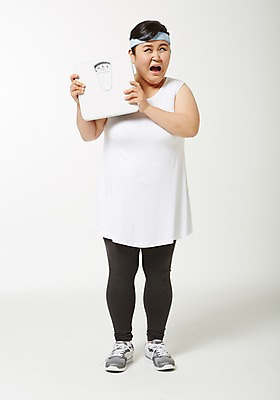포토 JPG 스튜디오촬영 전신 라이프스타일 여자 다이어트 모션 실내 한명 서기 들기 사람 동양인 성인 앞모습 30대 운동 한국인 목표 비만 체중계 열정 뚱보라이프 성인여자한명만 장년만 장년여자만 장년여자한명만 국내포토 1 감정 뷰포인트 컨셉 건강 인종 내부 생활 장년 몸매 여자만 여자한명만 성인여자만 성인만 파일형식