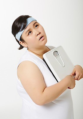 포토 JPG 스튜디오촬영 라이프스타일 응시 여자 다이어트 모션 실내 한명 서기 들기 사람 동양인 상반신 성인 옆모습 30대 운동 한국인 목표 비만 체중계 열정 뚱보라이프 성인여자한명만 장년만 장년여자만 장년여자한명만 국내포토 1 시선 감정 뷰포인트 컨셉 건강 인종 내부 생활 장년 몸매 여자만 여자한명만 성인여자만 성인만 파일형식