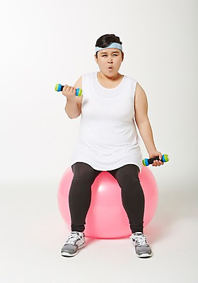 포토 JPG 스튜디오촬영 전신 라이프스타일 여자 다이어트 모션 실내 한명 들기 사람 앉기 동양인 성인 앞모습 30대 운동 아령 한국인 짐볼 목표 비만 열정 뚱보라이프 성인여자한명만 장년만 장년여자만 장년여자한명만 국내포토 1 감정 뷰포인트 컨셉 건강 인종 내부 생활 장년 몸매 여자만 여자한명만 성인여자만 성인만 파일형식