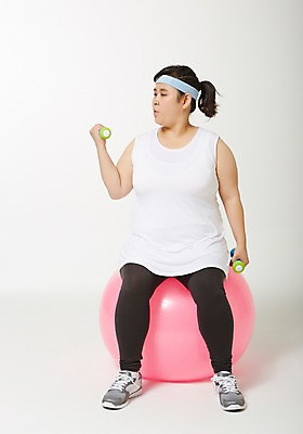 포토 JPG 스튜디오촬영 전신 라이프스타일 여자 다이어트 모션 실내 한명 들기 사람 앉기 동양인 성인 앞모습 30대 운동 아령 한국인 짐볼 목표 비만 열정 뚱보라이프 성인여자한명만 장년만 장년여자만 장년여자한명만 국내포토 1 감정 뷰포인트 컨셉 건강 인종 내부 생활 장년 몸매 여자만 여자한명만 성인여자만 성인만 파일형식