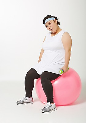 포토 JPG 스튜디오촬영 전신 라이프스타일 여자 다이어트 모션 실내 한명 들기 사람 앉기 동양인 성인 앞모습 30대 운동 아령 한국인 짐볼 목표 비만 열정 뚱보라이프 성인여자한명만 장년만 장년여자만 장년여자한명만 국내포토 1 감정 뷰포인트 컨셉 건강 인종 내부 생활 장년 몸매 여자만 여자한명만 성인여자만 성인만 파일형식