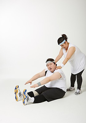 포토 JPG 스튜디오촬영 전신 라이프스타일 커플 여자 남자 다이어트 모션 실내 서기 사람 앉기 동양인 손짓 성인 두명 옆모습 30대 운동 스트레칭 한국인 도움 목표 비만 열정 체조 뚱보라이프 장년만 성인만 국내포토 감정 뷰포인트 컨셉 관계 건강 인종 내부 생활 장년 몸매 파일형식