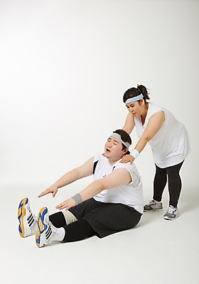포토 JPG 스튜디오촬영 전신 라이프스타일 커플 여자 남자 다이어트 모션 실내 서기 사람 앉기 동양인 손짓 성인 두명 옆모습 30대 운동 스트레칭 한국인 도움 목표 비만 열정 체조 뚱보라이프 장년만 성인만 국내포토 감정 뷰포인트 컨셉 관계 건강 인종 내부 생활 장년 몸매 파일형식