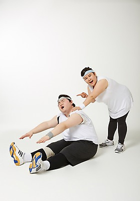 포토 JPG 스튜디오촬영 전신 라이프스타일 커플 여자 남자 다이어트 모션 실내 서기 사람 앉기 동양인 손짓 성인 두명 옆모습 30대 운동 스트레칭 한국인 도움 목표 비만 열정 체조 뚱보라이프 장년만 성인만 국내포토 감정 뷰포인트 컨셉 관계 건강 인종 내부 생활 장년 몸매 파일형식