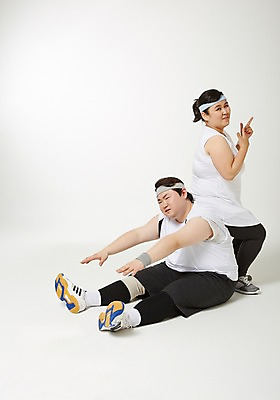 포토 JPG 스튜디오촬영 전신 라이프스타일 커플 여자 남자 다이어트 모션 실내 서기 미소 사람 앉기 동양인 손짓 성인 두명 옆모습 30대 운동 스트레칭 한국인 목표 비만 열정 체조 뚱보라이프 장년만 성인만 국내포토 감정 뷰포인트 컨셉 관계 표정 건강 인종 내부 생활 장년 몸매 파일형식