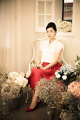 포토 JPG 식물 여자 꽃 의자 창문 실내 한명 사람 앉기 동양인 20대 성인 청춘 꽃병 한국인 커튼 추억 복고 청년만 청년여자만 청년여자한명만 성인여자한명만 국내포토 1 가구 컨셉 모션 인종 청년 내부 여자만 여자한명만 성인여자만 성인만 파일형식