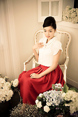 포토 JPG 식물 여자 꽃 꽃다발 의자 창문 실내 한명 사람 앉기 동양인 20대 성인 청춘 한국인 커튼 추억 창가 복고 청년만 청년여자만 청년여자한명만 성인여자한명만 국내포토 1 가구 컨셉 모션 인종 청년 내부 여자만 여자한명만 성인여자만 성인만 파일형식