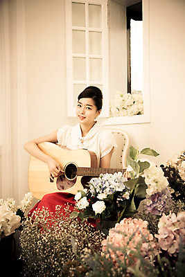 포토 JPG 식물 여자 꽃 악기 꽃다발 창문 실내 한명 사람 동양인 20대 성인 청춘 한국인 기타 추억 창가 복고 청년만 청년여자만 청년여자한명만 성인여자한명만 국내포토 1 음악 컨셉 현악기 인종 청년 내부 여자만 여자한명만 성인여자만 성인만 파일형식