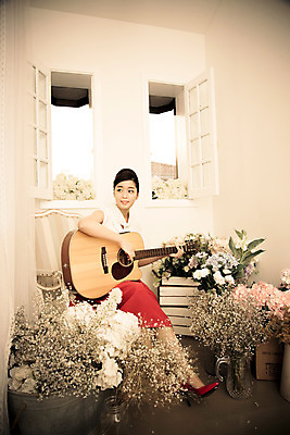 포토 JPG 식물 여자 꽃 악기 꽃다발 창문 실내 한명 사람 동양인 20대 성인 청춘 한국인 기타 추억 창가 복고 청년만 청년여자만 청년여자한명만 성인여자한명만 국내포토 1 음악 컨셉 현악기 인종 청년 내부 여자만 여자한명만 성인여자만 성인만 파일형식