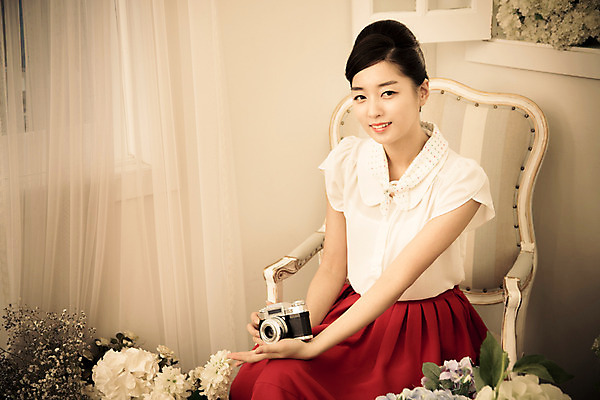 포토 JPG 식물 여자 꽃 꽃다발 의자 실내 한명 사람 앉기 동양인 20대 성인 청춘 카메라 한국인 추억 복고 청년만 청년여자만 청년여자한명만 성인여자한명만 국내포토 1 가구 컨셉 모션 인종 청년 내부 전자제품 여자만 여자한명만 성인여자만 성인만 파일형식