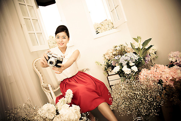 포토 JPG 식물 여자 꽃 꽃다발 의자 창문 실내 한명 사람 앉기 동양인 20대 성인 청춘 카메라 한국인 추억 창가 복고 청년만 청년여자만 청년여자한명만 성인여자한명만 국내포토 1 가구 컨셉 모션 인종 청년 내부 전자제품 여자만 여자한명만 성인여자만 성인만 파일형식