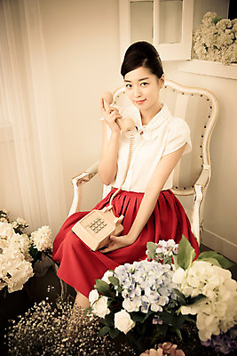 포토 JPG 식물 여자 꽃 꽃다발 의자 창문 실내 한명 사람 앉기 동양인 20대 성인 청춘 한국인 추억 전화기 창가 복고 청년만 청년여자만 청년여자한명만 성인여자한명만 국내포토 1 가구 컨셉 모션 인종 청년 내부 여자만 여자한명만 성인여자만 성인만 파일형식