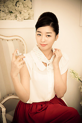 포토 JPG 식물 여자 꽃 의자 실내 한명 사람 앉기 동양인 20대 성인 청춘 화장품 한국인 추억 향수 복고 청년만 청년여자만 청년여자한명만 성인여자한명만 국내포토 1 가구 컨셉 모션 인종 청년 내부 뷰티 여자만 여자한명만 성인여자만 성인만 파일형식