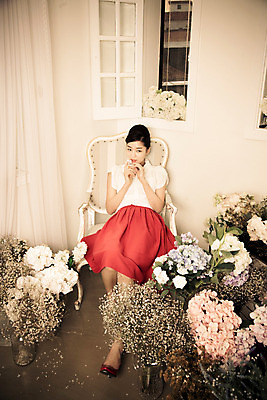 포토 JPG 식물 여자 꽃 꽃다발 의자 창문 실내 한명 사람 앉기 동양인 20대 성인 청춘 꽃병 화장품 한국인 커튼 추억 창가 향수 복고 청년만 청년여자만 청년여자한명만 성인여자한명만 국내포토 1 가구 컨셉 모션 인종 청년 내부 뷰티 여자만 여자한명만 성인여자만 성인만 파일형식