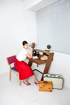 포토 JPG 식물 여자 꽃 의자 가방 실내 한명 사람 앉기 동양인 20대 성인 청춘 펜 다이어리 한국인 블라인드 추억 전화기 책상 복고 청년만 청년여자만 청년여자한명만 성인여자한명만 국내포토 1 잡화 가구 컨셉 모션 인종 청년 내부 필기구 사무용품 커튼 여자만 여자한명만 성인여자만 성인만 파일형식