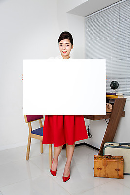 포토 JPG 여자 의자 가방 실내 한명 들기 사람 동양인 20대 성인 청춘 한국인 블라인드 추억 책상 복고 화이트보드 청년만 청년여자만 청년여자한명만 성인여자한명만 국내포토 1 잡화 가구 컨셉 모션 인종 청년 내부 커튼 여자만 여자한명만 성인여자만 성인만 파일형식